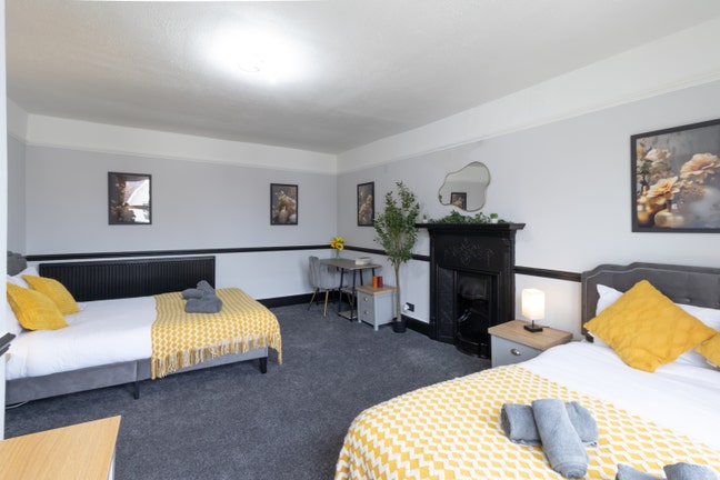 Spacious 2 Bedroom Flat in Southsea PO4 Main Photo