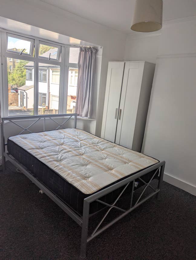 Large Double Room Close to Edmonton Green  Main Photo