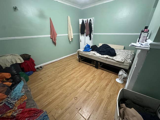 Large 3 Bedroom House Dagenham  Main Photo