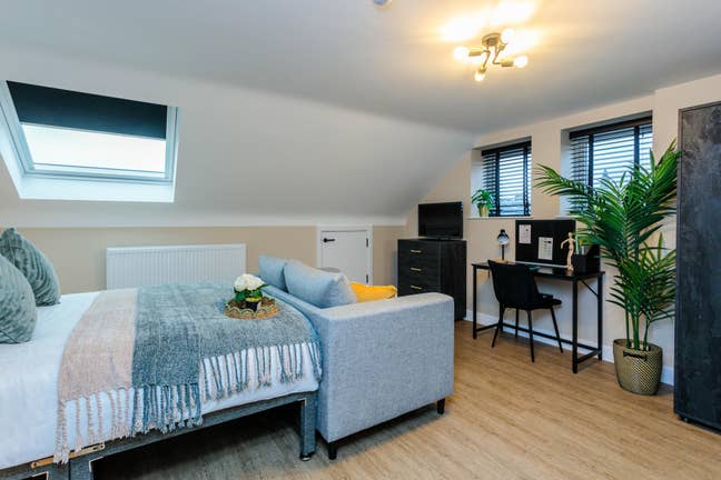 Our answer to the biggest House Sharing Question🍍 Main Photo