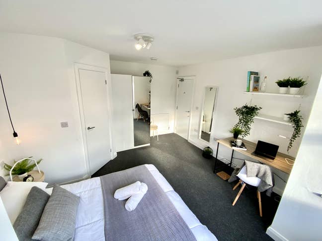 Luxury Modern Double En Suite Room Main Photo