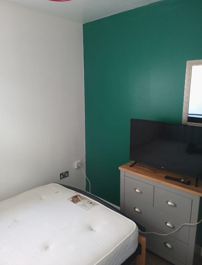 1 x  DOUBLE Room available Late September Main Photo