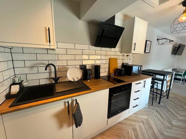 A charming and fully furnished studio is available Main Photo