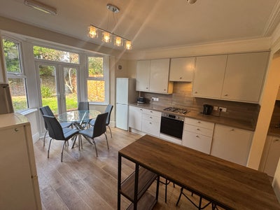 Lovely house share-available  Main Photo