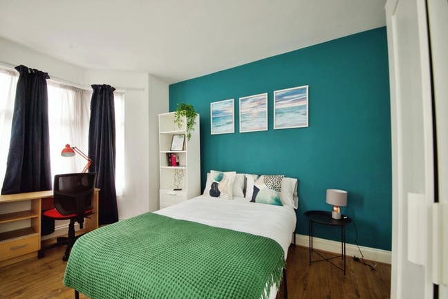 Stunning 4 bed house fully equipped with Garden Main Photo