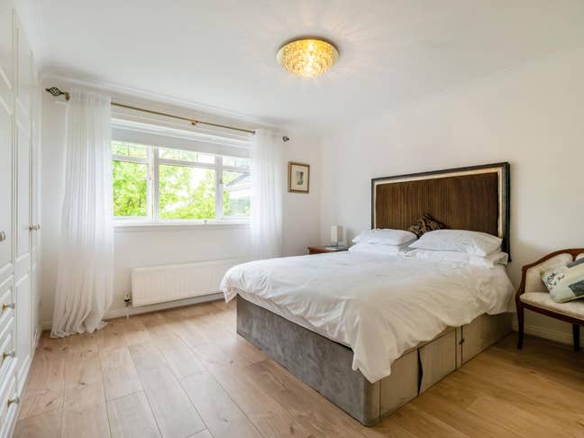 Mearnskirk flatshare available for female preferably. Main Photo