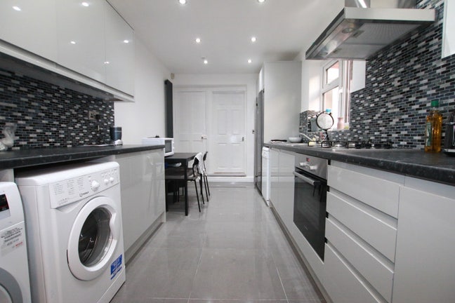 6 Double bedrooms available now bills included Main Photo