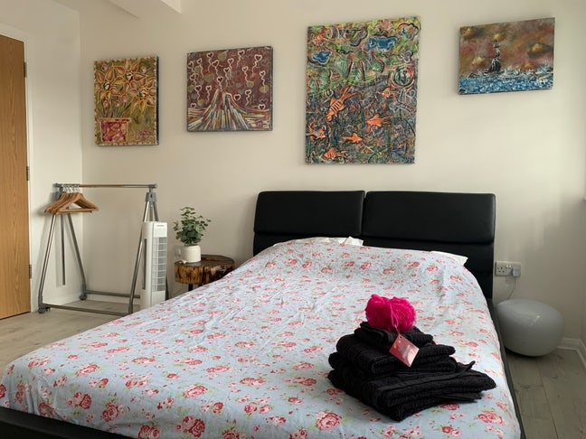 Large en-suite bedroom. All bills included.  Main Photo