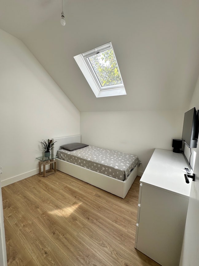 Rooms - Single £500/Double £600 - Bills Main Photo