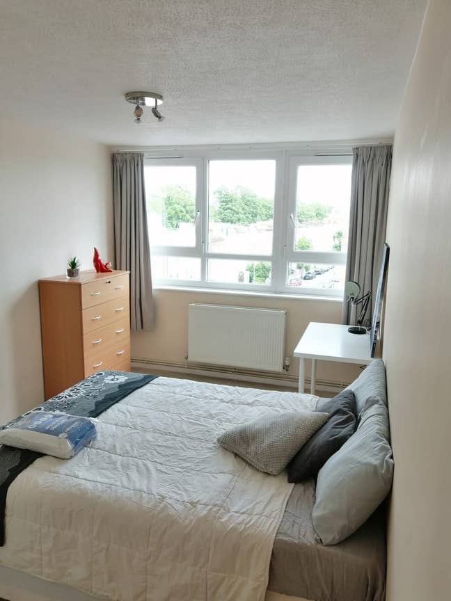 Nice double in Clapham Junction ~ AV. OCT 1st Main Photo