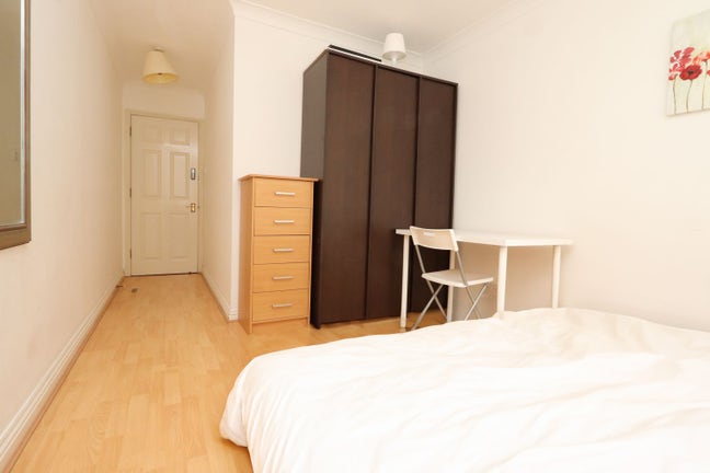 🌊 Riverside Double Room – Limehouse DLR Main Photo