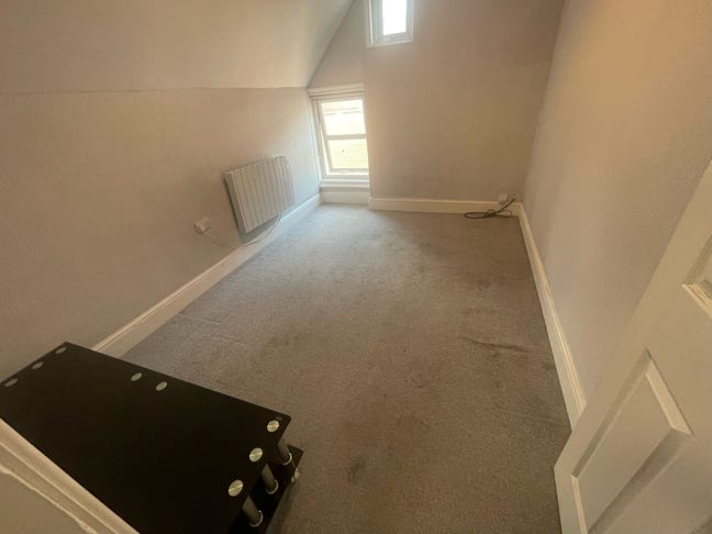 Room in shared house Main Photo