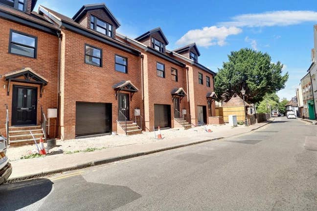 Bright & Spacious 3-Bed Semi-Detached House in BR5 Main Photo