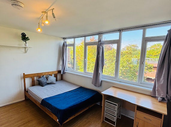 2 Single Rooms • SW8 Nine Elms Main Photo