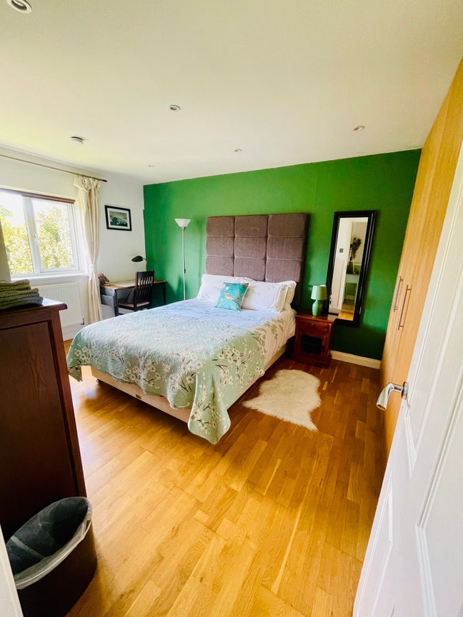 Ample storage Kingsize Bedroom w/View & greenery  Main Photo