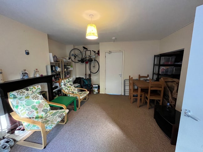 Single room available in the Dings Main Photo