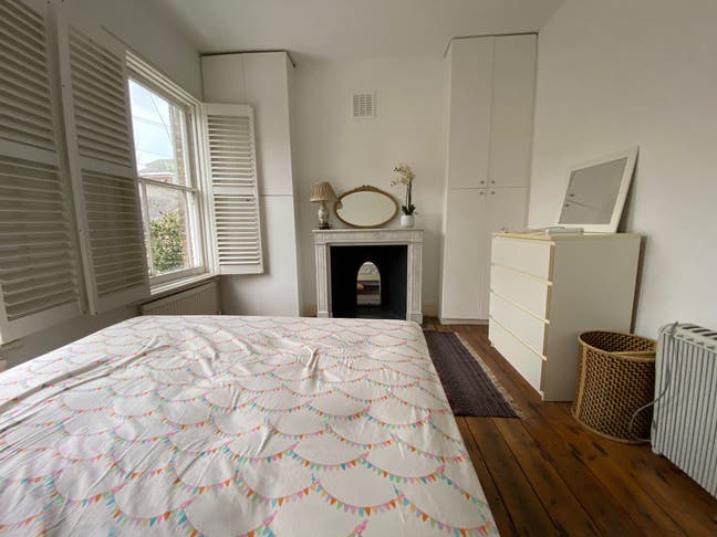 Stunning Room in Queen's Park ~ House with Garden! Main Photo