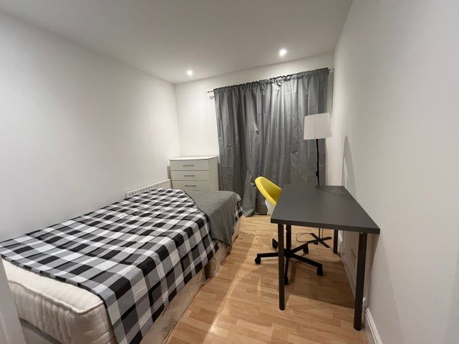 Bright room in Oval short walk from the station  Main Photo