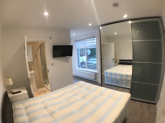 Single Ensuite Room • Golders Green NW11 Main Photo