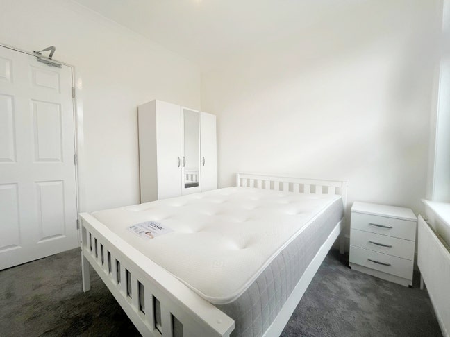 🌟 Big Double Room | 3 Baths | Top Location 🚆 Main Photo