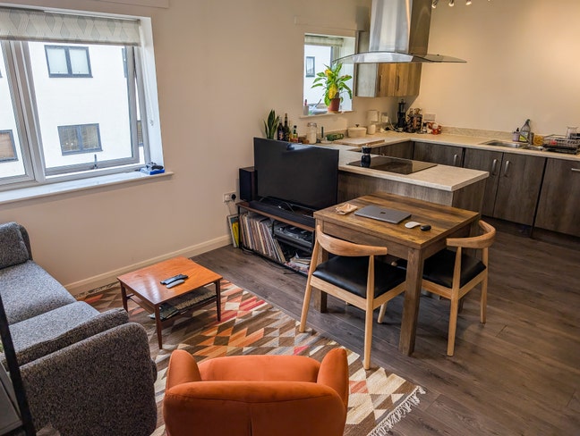 Nice sized double room in quiet block Main Photo