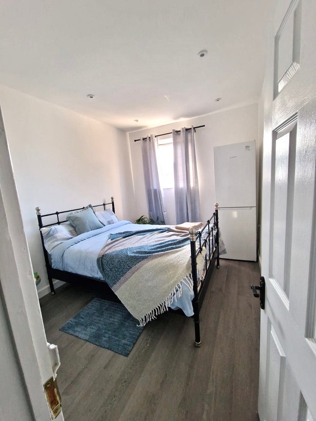 Newly Refurbished Double Room - London Main Photo