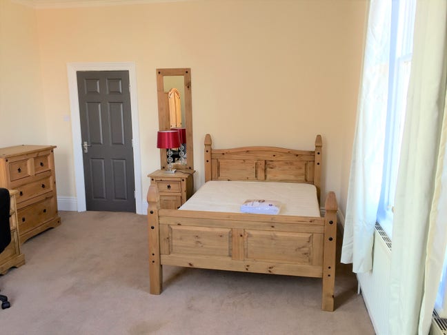 V Large FF double in S11 £450pcm. All bills incl Main Photo