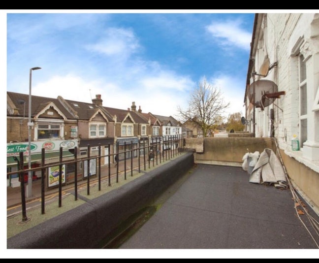 2 Double rooms  6 mins walk to STN   Main Photo