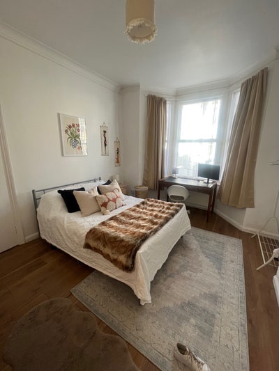 Large double bedroom Main Photo