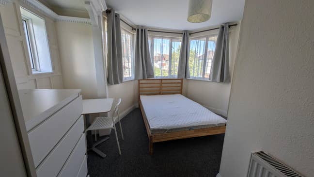 Large double room in shared flat Main Photo