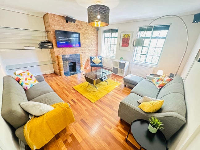 *Large Double with King Bed/Desk, warehouse vibes* Main Photo