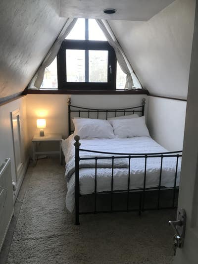 Town Centre Bright attic room-Prof. female house Main Photo