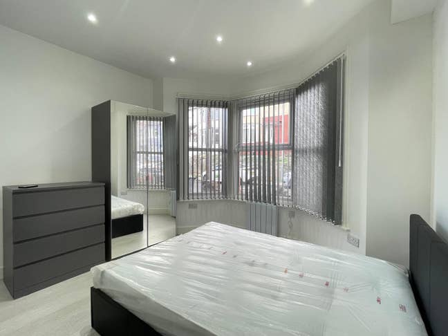 Luxury En Suite Studio Bedsit in Town Centre  Main Photo