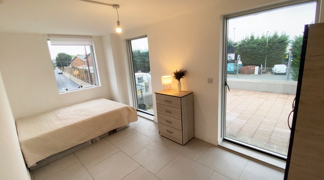 2 rooms with terrace in modern 3 bed - now Main Photo