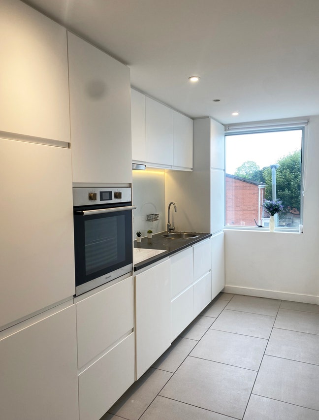 ROOM in modern 3 bed - now Main Photo