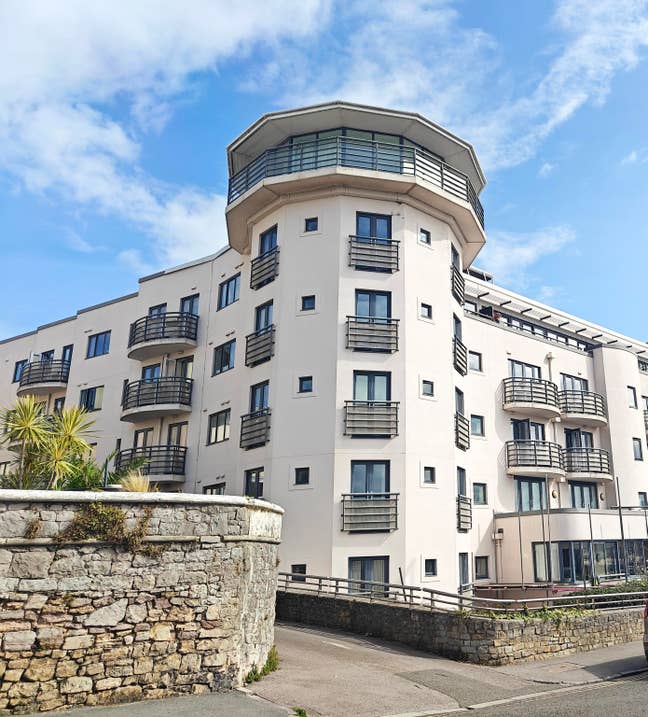 SEA VIEWS - 2 Double Bedroom Apartment!!  Main Photo