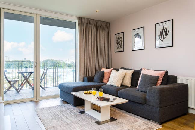 ✨ Lovely 2-Bed Flat with Balcony - River Views ✨ Main Photo