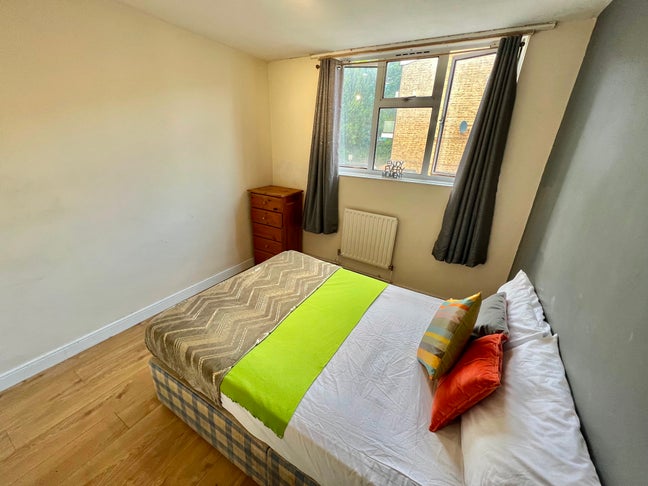 Double & Single Rooms Available – South Quay E14  Main Photo