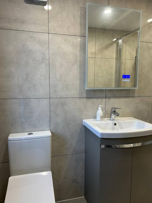 Ensuite room for a female student/PSW visa Main Photo