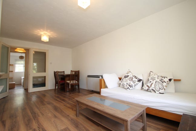 Spacious 2 bed flat - Allocated parking space Main Photo