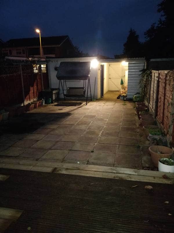 4 rooms property,10 min Hainault. 2 toilets,garden Main Photo