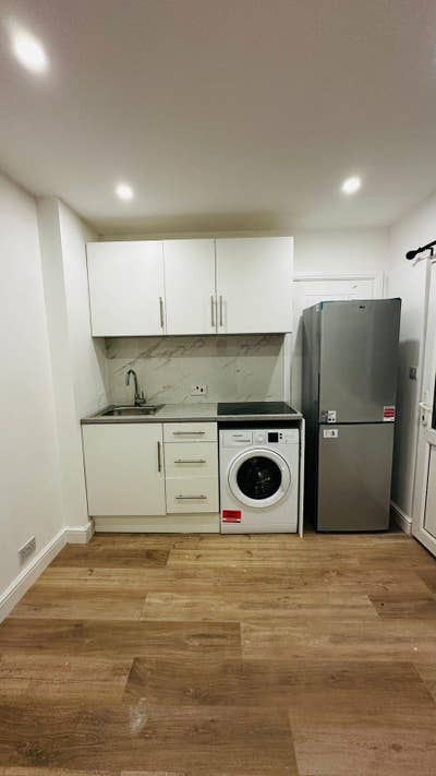  Modern Studio with bills for Rent in IG6 Main Photo