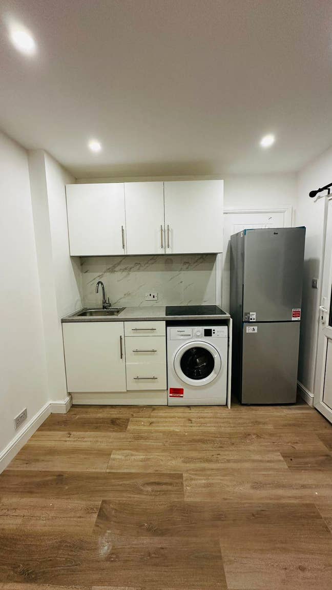  Modern Studio with bills for Rent in IG6 Main Photo