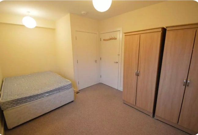 Large En-Suite Bedroom Main Photo