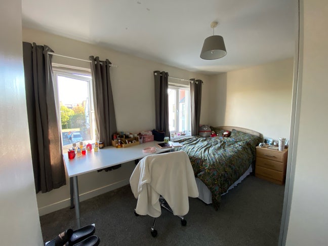 Furnished spacious double bedroom in student house Main Photo