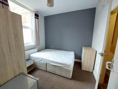 Double en-suite room near hospital & town Main Photo