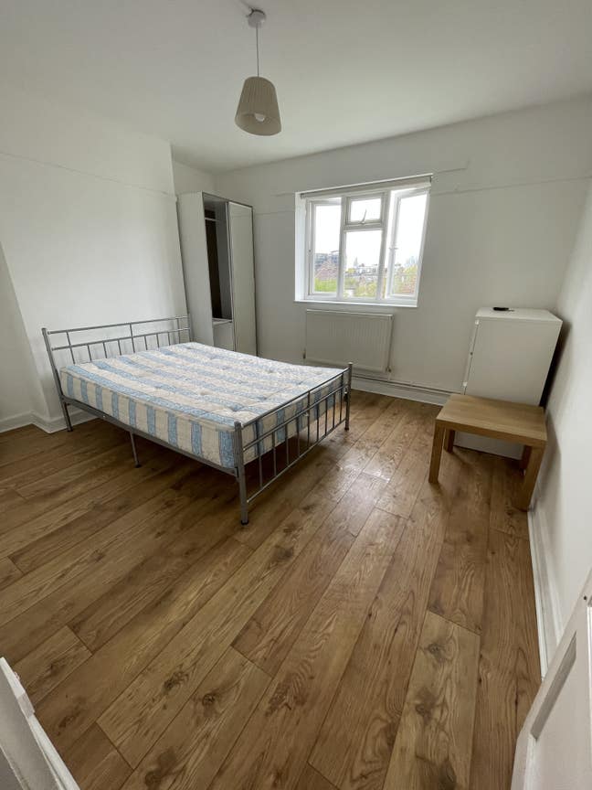 Nice bedroom, frindly flat, Shepherds Bush Main Photo