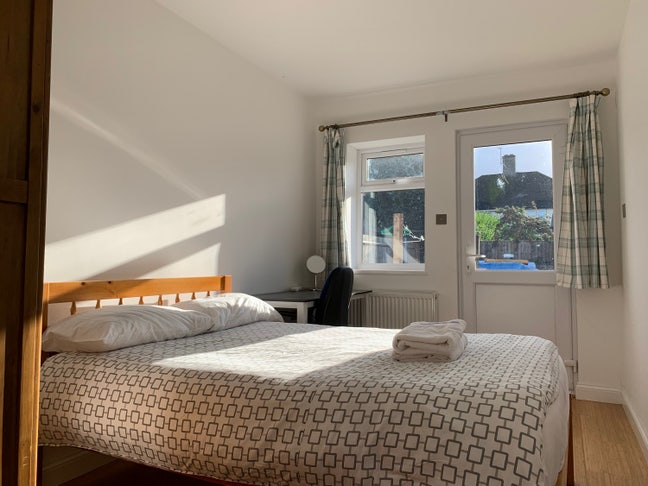 A Double room near city centre is available soon  Main Photo