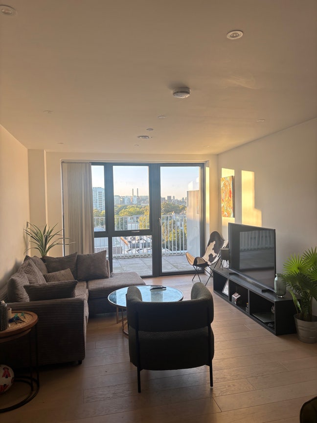 A large double room available in Clapham North Main Photo