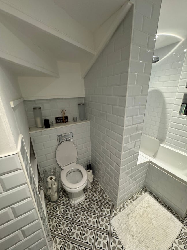 Large room with bathroom and courtyard. Main Photo